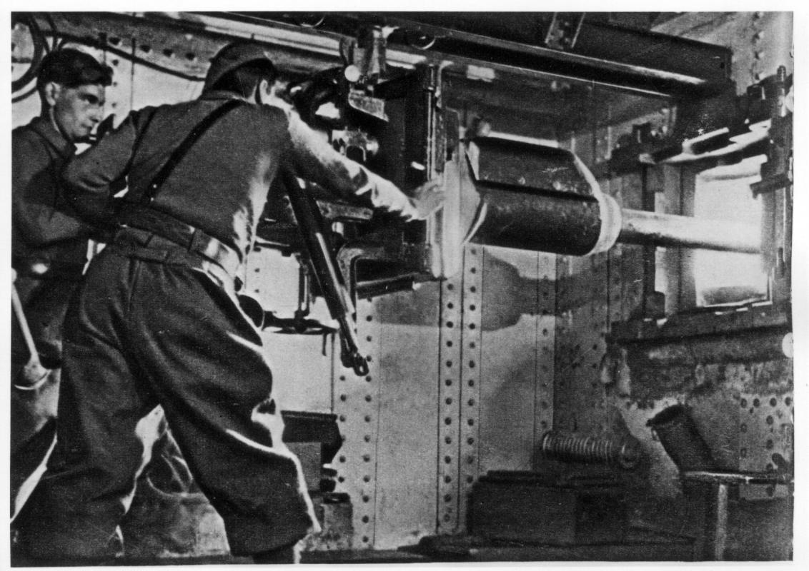 Ligne Maginot - SCHOENENBOURG - (Ouvrage d'artillerie) - Bloc 1
Mise en place du canon antichar.