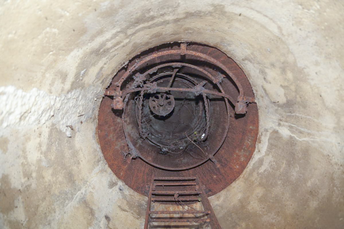 Ligne Maginot - FORT HOCHE - (Casernement) - La cloche avec le créneau percé sous la calotte