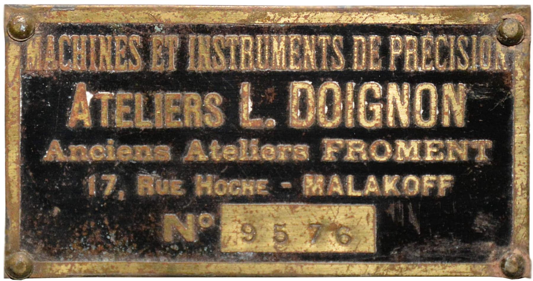 Ligne Maginot - Alteliers Louis Doignon (DOIGNON) - Plaque constructeur apposée sur l'un des transmetteurs d'ordre conçus et réalisés par les Ateliers L Doignon