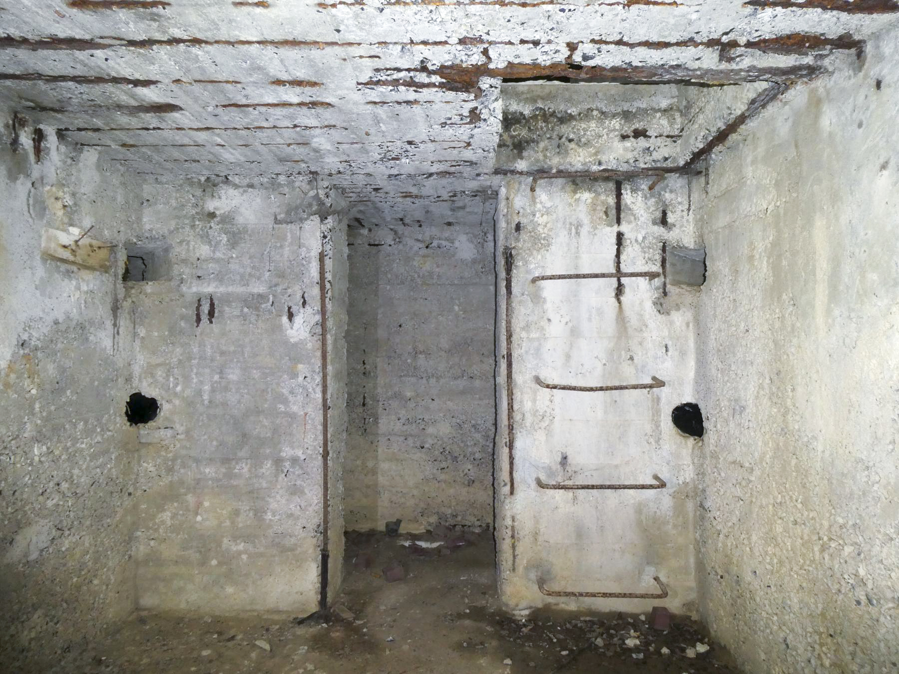 Ligne Maginot - Poste de Soutien 1° RM (PdS) - Exemple d'un abri caverne en coffrage avec deux entrées latérales et défenses, ainsi que l'accès en puits au bloc actif. (B386 Alouette)